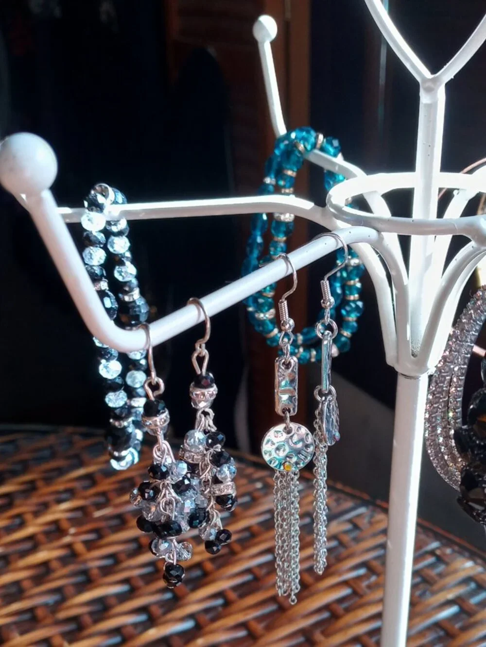 Cute White Retail/Home Metal Rotating Jewelry Display Stand Great Condition!